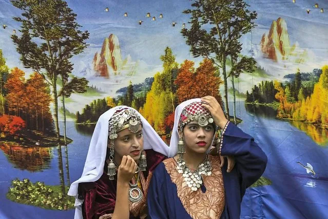 Kashmiri women gesture as they attend a ceremony to celebrate India's 75th Independence Day in Srinagar on August 15, 2022. (Photo by Tauseef Mustafa/AFP Photo)
