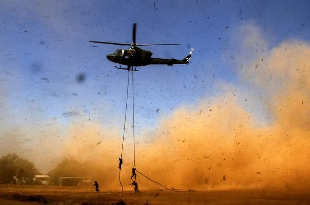 Yonif 700/Raider soldiers descend from a helicopter using a rope during a counter-terrorism drill at the University of Hasanuddin in Makassar, South Sulawesi, September 6, 2015  in this photo taken by Antara Foto. (Photo by Abriawan Abhe/Reuters/Antara Foto)