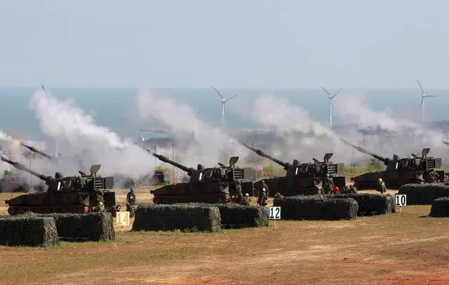Soldiers fire M109A2 155mm howitzers during the annual Han Kuang military exercise in Hsinchu county, northern Taiwan, September 10, 2015. (Photo by Pichi Chuang/Reuters)