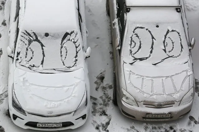 Faces are scrawled on cars covered with snow near a residential building in Krasnoyarsk, Russia November 8, 2017. (Photo by Ilya Naymushin/Reuters)