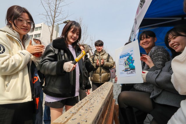 On the afternoon of the March 7, 2025 students are promoting their snowboarding club at a club fair held at Yonsei University in Seodaemun-gu, Seoul. (Photo by Park Seong-won)