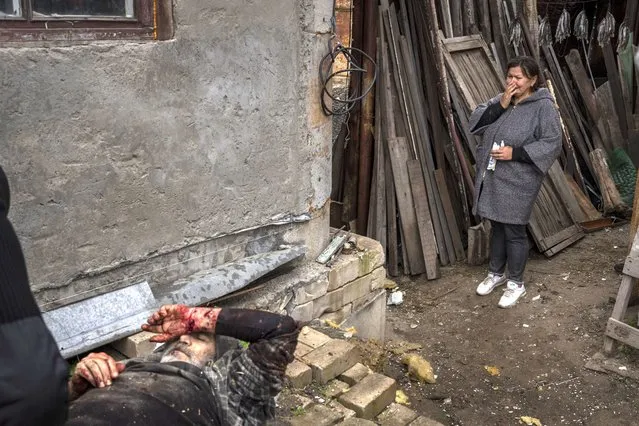 Viktor Anastasiev's wife cries near her wounded husband after a Russian strike in Kherson, southern Ukraine, Thursday, November 24, 2022. (Photo by Bernat Armangue/AP Photo)