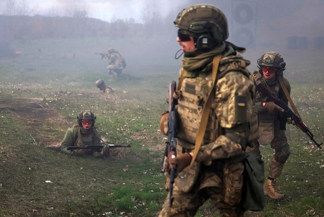 Young recruits of the 72nd Chorni Zaporozhtsi Separate Mechanized Brigade of the Ukrainian Armed Forces attend an exercise, amid Russia's attack on Ukraine, in Kyiv region, Ukraine on April 5, 2025. Ukraine's Defence Ministry launched a recruitment drive for young people, 18- to 24-year-olds, to serve in the military for a year for the equivalent of about $24,000 and hefty bonuses. (Photo by Gleb Garanich/Reuters)