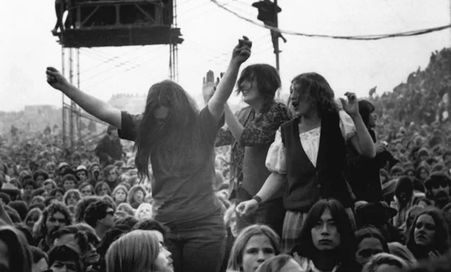 Music fans dance and sing to the Rolling Stones at a free concert at the Altamont Speedway near Livermore, Ca. on December 6, 1969.  The concert was dubbed “Woodstock West”. (Photo by AP Photo)