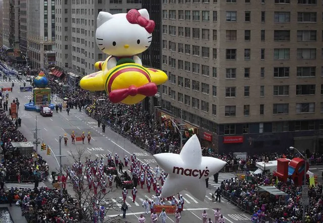 The Hello Kitty float makes its way down 6th Ave during the Macy's Thanksgiving Day Parade in New York November 27, 2014. (Photo by Carlo Allegri/Reuters)