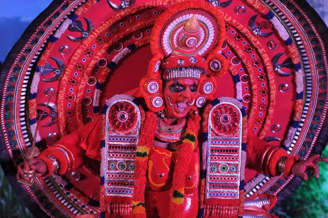 An Indian artist performs a “Theyyam”, a popular traditional dance also known as “Kaliyattam”, during a promotional event organised by India' s Kerala state tourism department in Hyderabad on February 20, 2018. (Photo by Noah Seelam/AFP Photo)