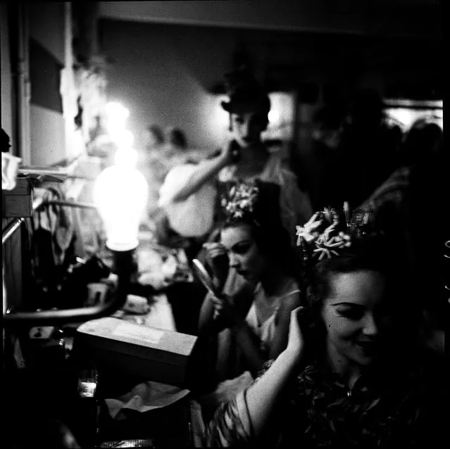 Juda studied photography with the Bauhaus photographer Lucia Moholy (wife of artist László Moholy-Nagy), and inherited her eye-catching modernist aesthetic. Here: Corps de ballet dressing room, Sadler’s Wells, London, 1949. (Photo by Elsbeth Juda Archive/Victoria and Albert Museum)