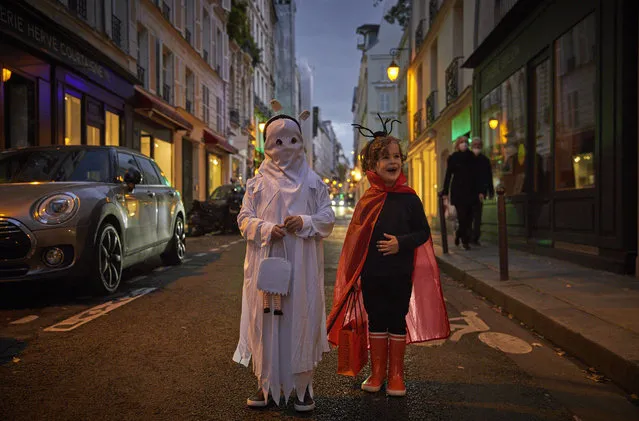 Children dressed in Halloween costumes on Rue de Seine in Paris on the first day of a nationwide lockdown confinement on October 30, 2020 in Paris, France. France has imposed another national lockdown for a minimum of four weeks as the number of coronavirus cases soar during the second wave. Some 24,424 people have died in hospital since the start of the pandemic in France. (Photo by Kiran Ridley/Getty Images)