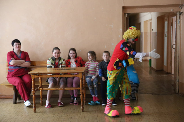 A clown performs in the children's hospital during the first clown festival in Belarus in Bobruisk, some 150 km from Minsk, Belarus, 01 April 2018. (Photo by Tatyana Zenkovich/EPA/EFE)