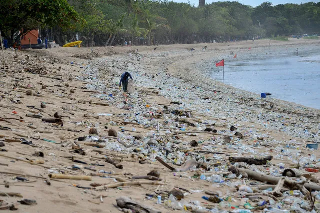 A general view shows rubbish washed up on Kuta beach on Indonesia's tourist island of Bali on December 31, 2020. (Photo by Sonny Tumbelaka/AFP Photo)