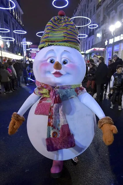 A performer dressed as a snowman takes part in a Christmas Parade in Brussels, Belgium, December 13, 2015. (Photo by Eric Vidal/Reuters)