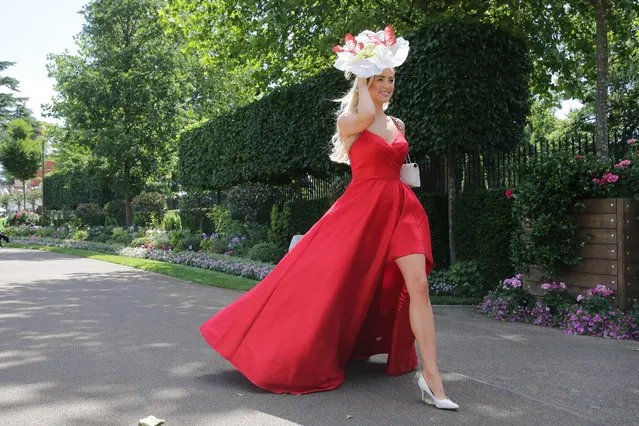English model Harriadnie Beau poses on Ladies Day at the Royal Ascot horse racing meet, in Ascot, west of London, on June 21, 2018. The five-day meeting is one of the highlights of the horse racing calendar. Horse racing has been held at the famous Berkshire course since 1711 and tradition is a hallmark of the meeting. Top hats and tails remain compulsory in parts of the course while a daily procession of horse-drawn carriages brings the Queen to the course. (Photo by Daniel Leal-Olivas/AFP Photo)