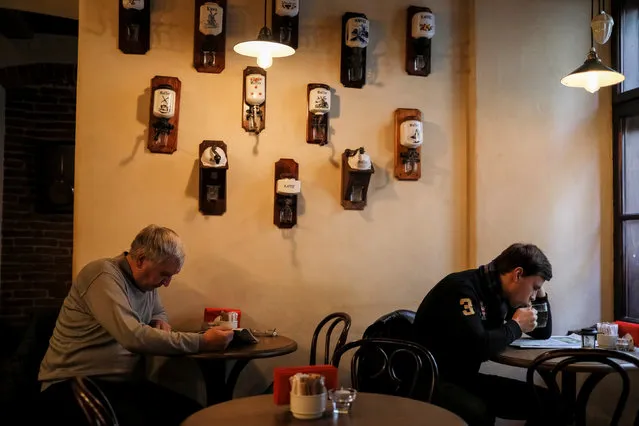 People rest in a cafe in central Lviv, Ukraine, November 24, 2016. (Photo by Gleb Garanich/Reuters)