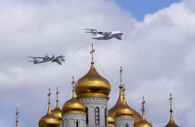 An Il-78 air tanker demonstrates refueling a Tu-95MS strategic bomber above Cathedral Square of the Kremlin during a flypast rehearsal ahead of a parade on Victory Day, which marks the anniversary of the victory over Nazi Germany in World War Two, in Moscow, Russia on May 5, 2021. (Photo by Tatyana Makeyeva/Reuters)