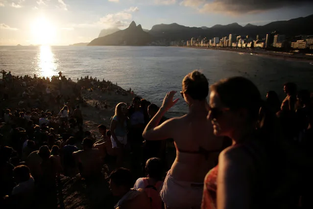 Residents and tourists watch a sunset at Arpoador rock in Rio de Janeiro, Brazil, January 14, 2017. (Photo by Nacho Doce/Reuters)