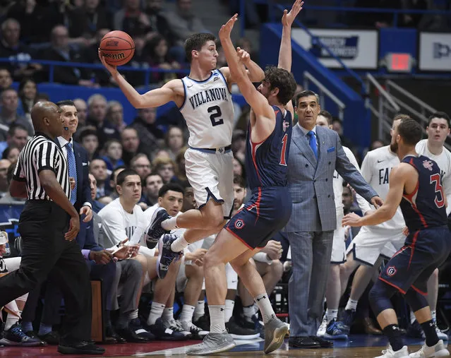 Villanova's Collin Gillespie (2) passes before falling out of bounds while St. Mary's Jordan Hunter (1) defends during the first half of a first round men's college basketball game in the NCAA tournament, Thursday, March 21, 2019, in Hartford, Conn. (Photo by Jessica Hill/AP Photo)
