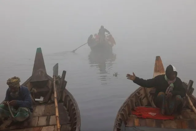 People cross the Buriganga river on a foggy morning ahead of the general election in Dhaka, Bangladesh on January 4, 2024. (Photo by Mohammad Ponir Hossain/Reuters)