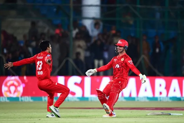 Islamabad United's Hunain Shah (R) and Islamabad United's Ubaid Shah (L) celebrate their team's victory at the end of the Pakistan Super League (PSL) Twenty20 cricket final match between Islamabad United and Multan Sultans at the National Stadium in Karachi on March 18, 2024. (Photo by Asif Hassan/AFP Photo)