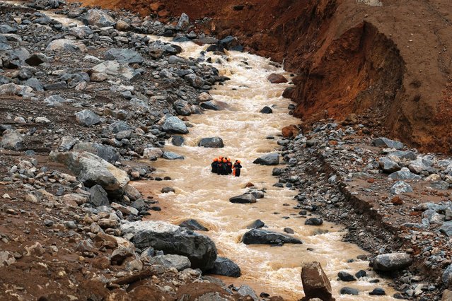 Rescuers try to make their way upstream as they search through mud and debris for a third day after landslides set off by torrential rains in Wayanad district, Kerala state, India, Thursday, August 1, 2024. (Photo by Rafiq Maqbool/AP Photo)