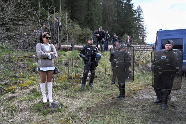 Gendarmes stand guard near Château de Joux during a demonstration against government's pension reforms, ahead of French president's visit for a tribute to Toussaint Louverture (1743-1803), a leader of the Haitian Revolution who died in captivity in France, in La Cluse-et-Mijoux, eastern France, on April 27, 2023, on the occasion of the 175th anniversary of the abolition of slavery in France. (Photo by Sebastien Bozon/AFP Photo)