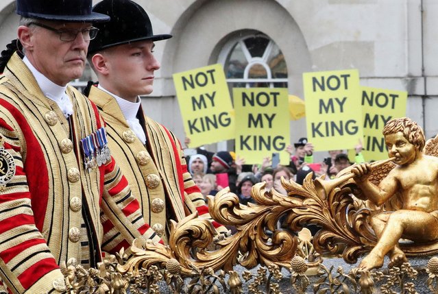 A coach carrying Britain's Prince William, Catherine, Princess of Wales and their children Prince George, Princess Charlotte and Prince Louis rides past anti-monarchy protesters following the coronation ceremony for Britain's King Charles III and Queen Camilla. The set-piece coronation is the first in Britain in 70 years, and only the second in history to be televised. Charles will be the 40th reigning monarch to be crowned at the central London church since King William I in 1066. Outside the UK, he is also king of 14 other Commonwealth countries, including Australia, Canada and New Zealand. (Photo by Violeta Santos Moura/Pool via AFP Photo)