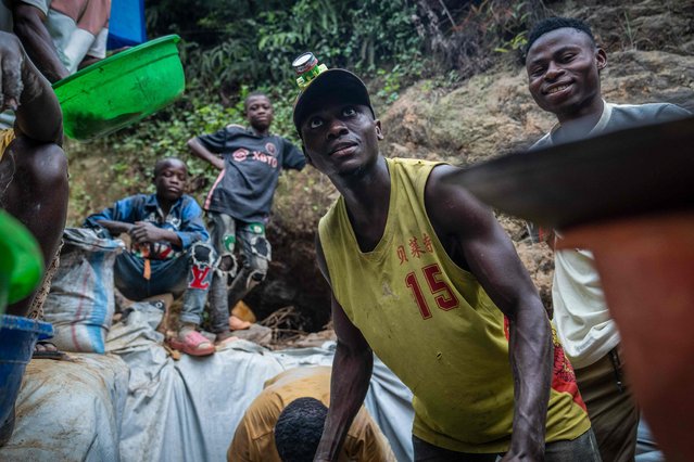 A young artisanal miner works in the Kamituga artisanal gold mine, in the South Kivu province in the east of the Democratic Republic of Congo, on September 20, 2024. At Kamituga, a town some 40 kilometres (25 miles) from Kitutu, gold mining is in full throttle. In one site mined by Congolese cooperative Mwenga Force, some 400 people delve into vast open pits hoping to make a few dollars a day. Artisanal mining is small-scale mining, carried out by individuals without big machinery and not employed by big businesses. Hundreds of foreign companies, most of which are Chinese owned, mine gold in the mineral-rich province often without permits and without declaring profits, according to local authorities. (Photo by Glody Murhabazi/AFP Photo)