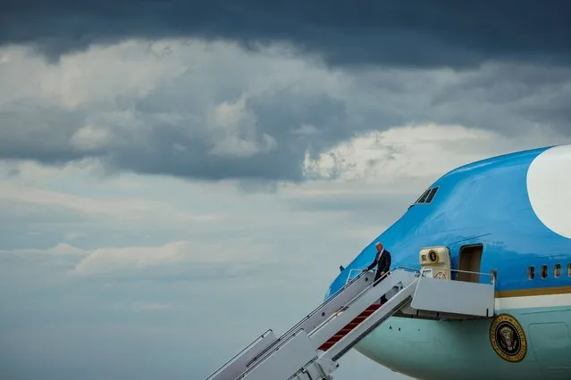 US President Joe Biden disembarks from Air Force One upon arrival at Joint Base Andrews in Maryland, July 6, 2022, following a visit to Cleveland, Ohio, to speak about the economy. (Photo by Samuel Corum/AFP Photo)