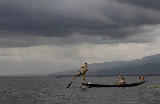 A fisherman paddles his boat with one leg on Inle lake, in Myanmar's Shan State September 4, 2015. Inle is one of the country's most popular tourist sites. (Photo by Soe Zeya Tun/Reuters)