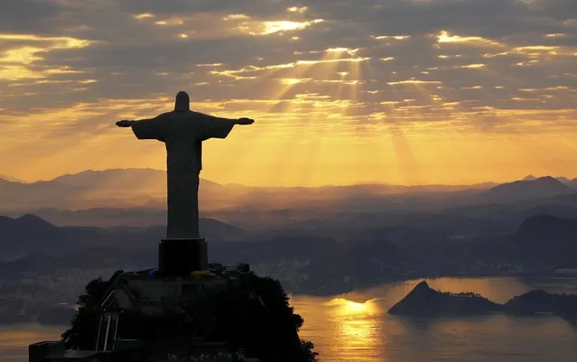 Jesus Christ The Redeemer is seen during sunrise in Rio de Janeiro, Brazil August 2, 2016. (Photo by Wolfgang Rattay/Reuters)