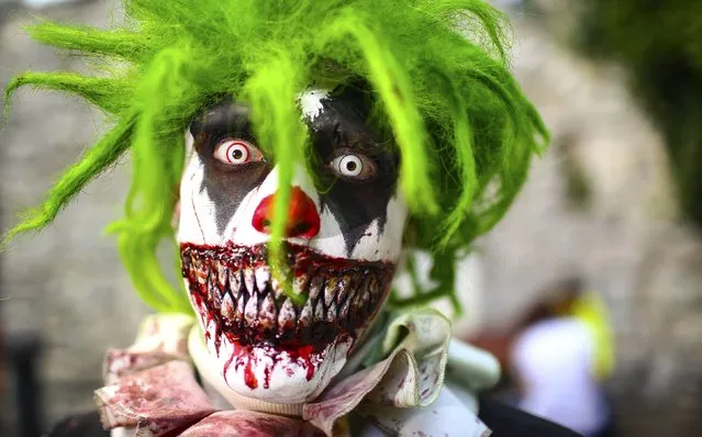 A man dressed as a horror clown poses before a so-called “Monster Casting” session for the Filmpark Babelsberg theme park in Potsdam September 9, 2014. The theme park is casting people for an upcoming horror show. (Photo by Hannibal Hanschke/Reuters)