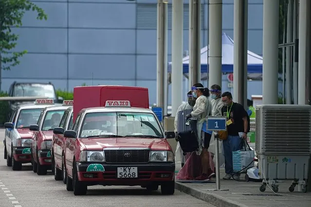 Passengers move their luggage into a taxi to go to a quarantine hotel after arriving at the Hong Kong international airport in Hong Kong, Friday, Sepember 23, 2022. Hong Kong’s leader announced the city would no longer require incoming travelers to quarantine in designated hotels as the city seeks to open up globally after nearly two years. (Photo by Lam Yik/AP Photo)