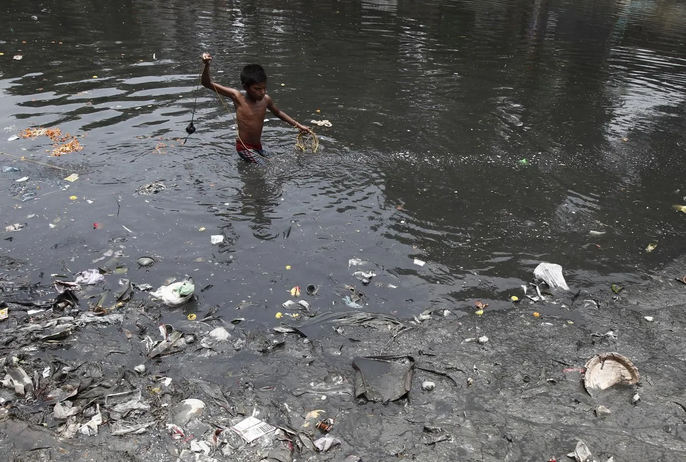 Идти в грязной воде. Река в Индии ганг самая грязная.