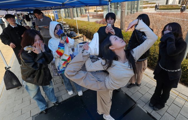 On the afternoon of the March 7, 2025 students are promoting their snowboarding club at a club fair held at Yonsei University in Seodaemun-gu, Seoul. (Photo by Park Seong-won)