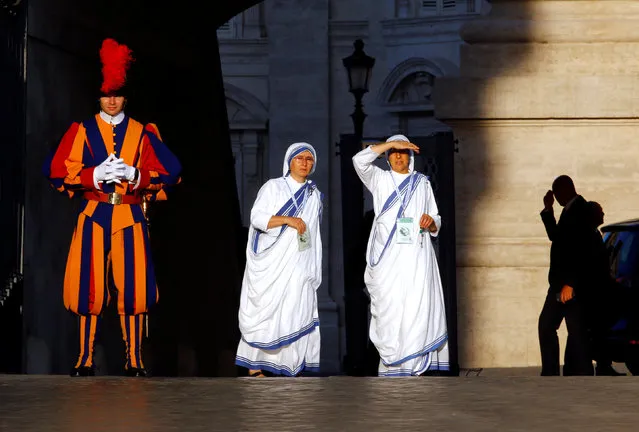 Nuns, belonging to the global Missionaries of Charity, arrive to attend a mass celebrated by Pope Francis for the canonisation of Mother Teresa of Calcutta in Saint Peter's Square at the Vatican September 4, 2016. (Photo by Stefano Rellandini/Reuters)