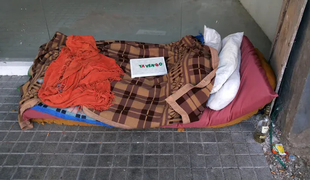 A make-shift bed of a homeless person with a sign on top that reads “I'll be right back” is seen in Buenos Aires, Argentina, September 11, 2016. (Photo by Marcos Brindicci/Reuters)