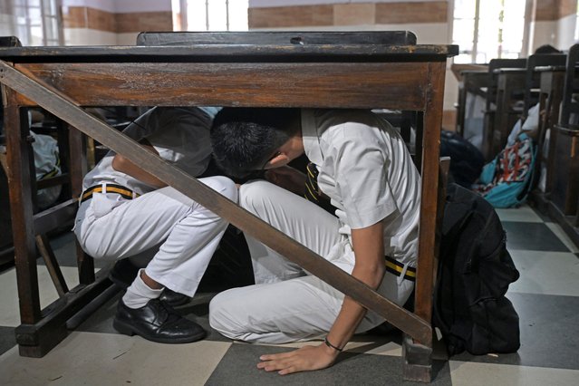 Students take part in an emergency simulation drill as part of the nationwide civil defence mock drill at a school in Kolkata on May 7, 2025, as border tensions surge. India and Pakistan exchanged heavy artillery along their contested frontier on Wednesday, after New Delhi launched deadly missile strikes on its arch-rival in the worst violence between the nuclear-armed neighbours in two decades. India conducted several civil defence drills on May 7, while schools in Pakistan's Punjab and Kashmir were closed, local government officials said. (Photo by Dibyangshu Sarkar/AFP Photo)