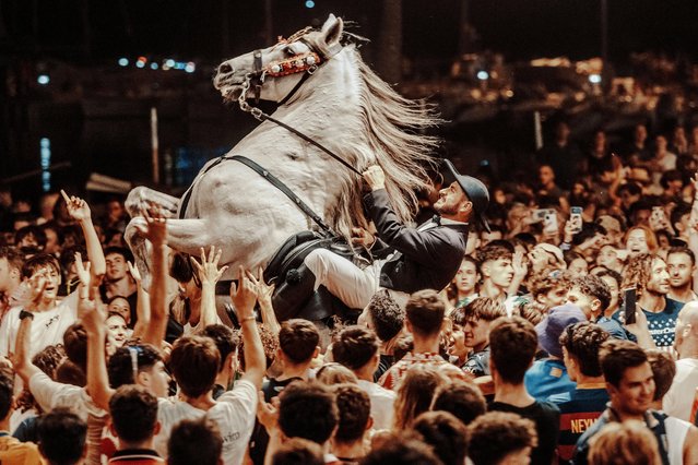 A “caixer” (horse rider) rears up on his horse surrounded by a cheering crowd during the traditional “Jaleo” at the Sant Antoni Festival in Fornells, Spain on July 26, 2025. (Photo by Matthias Oesterle/Alamy Live News)