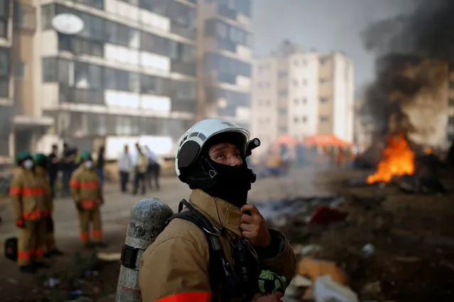 A firefighter takes part in a large-scale earthquake simulation exercise in Seoul, South Korea October 19, 2016. (Photo by Kim Hong-Ji/Reuters)