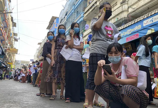 People stand in lines to get COVID-19 tests in Samut Sakhon, South of Bangkok, Thailand, Sunday, December 20, 2020. Thailand reported more than 500 new coronavirus cases on Saturday, the highest daily tally in a country that had largely brought the pandemic under control. (Photo by Jerry Harmer/AP Photo)