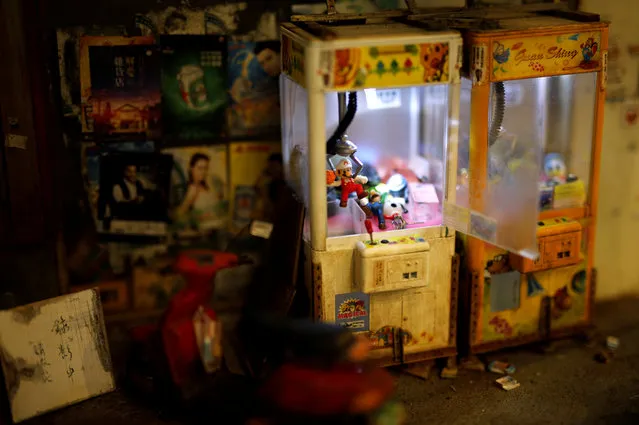 A miniature model of street scenes created by Taiwanese artist Hank Cheng, is seen at his workshop in New Taipei City, Taiwan on June 17, 2018. He has since tried to push his boundaries in intricacy by creating smaller and smaller models. (Photo by Tyrone Siu/Reuters)