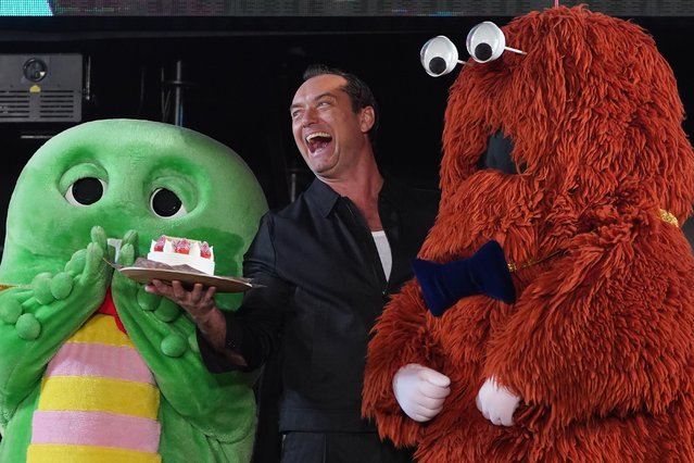English actor Jude Law has some fun at the closing ceremony of Tokyo Comic Con in Japan on December 8, 2024. (Photo by Masatoshi Okauchi/Rex Features/Shutterstock)