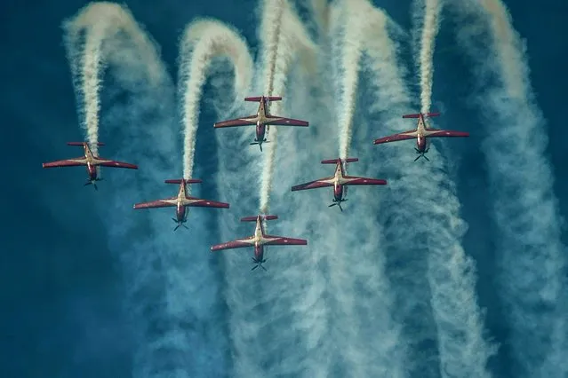 Indonesian Air Force's Jupiter aerobatic team (JAT) manoeuvre during a performance in Pekanbaru, Riau province on May 28, 2023. (Photo by Wahyudi/AFP Photo)