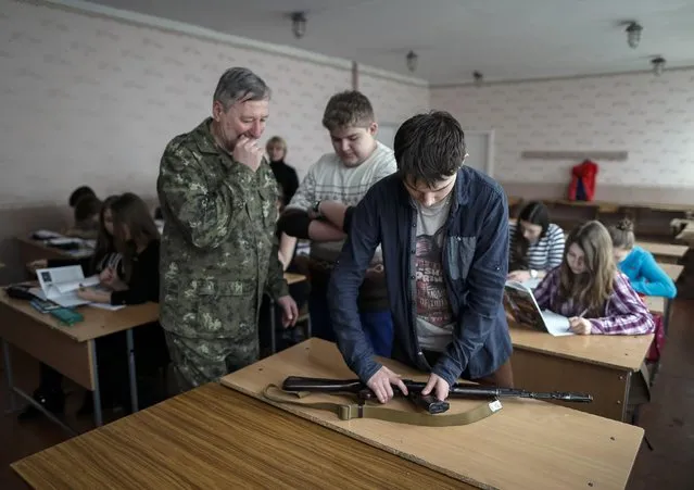 A teacher with military background gives students a basic military training lesson in Slaviansk February 9, 2015. (Photo by Gleb Garanich/Reuters)
