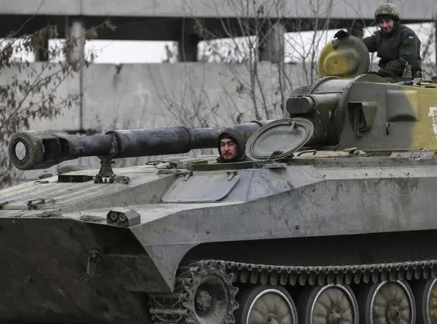 Ukrainian servicemen ride on a self-propelled howitzer near Artemivsk February 19, 2015. (Photo by Gleb Garanich/Reuters)