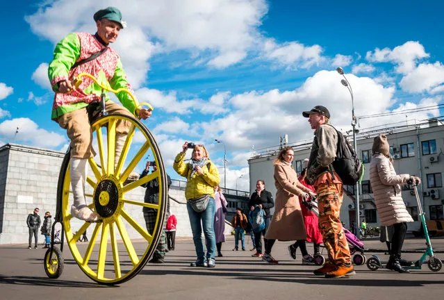 Bicycle enthusiasts dressed in vintage clothing start the annual retro bicycle parade at Gorky Park in Moscow on September 30, 2018. (Photo by Mladen Antonov/AFP Photo)