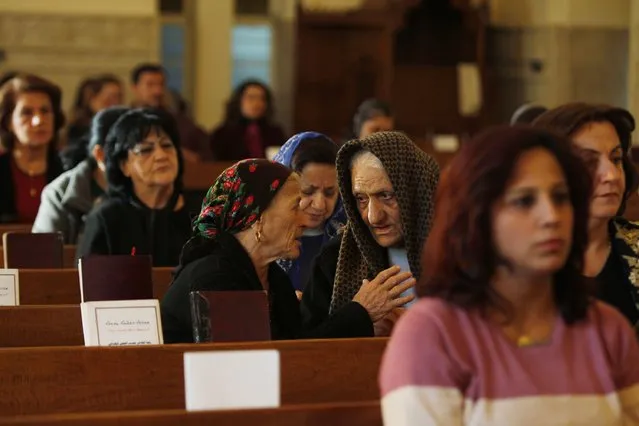 Iraqi Christians attend mass at Mar George Chaldean Church in Baghdad, March 1, 2015. Iraqi Christians say they have no intention of leaving the country despite the recent abduction of over 100 Assyrian Christians by the Islamic State. Picture taken March 1, 2015. REUTERS/Ahmed Saad 