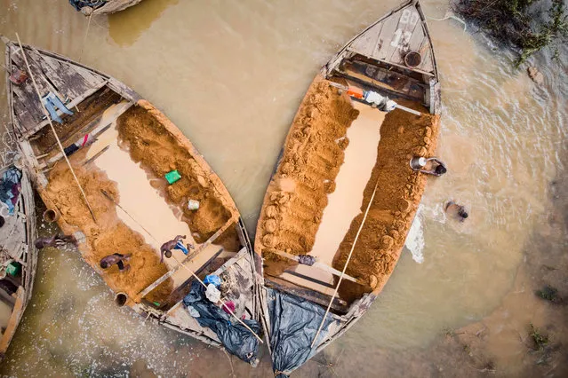 An aerial view shows Malian diggers loading boats with sand collected from the Niger River near Kangaba, in Mali' s southwestern Koulikoro region, on October 2, 2018. (Photo by Michele Cattani/AFP Photo)