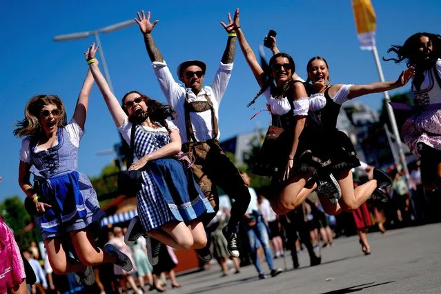 Festival goer pose for a photo as they arrive for the 188th “Oktoberfest” beer festival in Munich, Germany, Saturday, September 16, 2023. (Photo by Matthias Schrader/AP Photo)