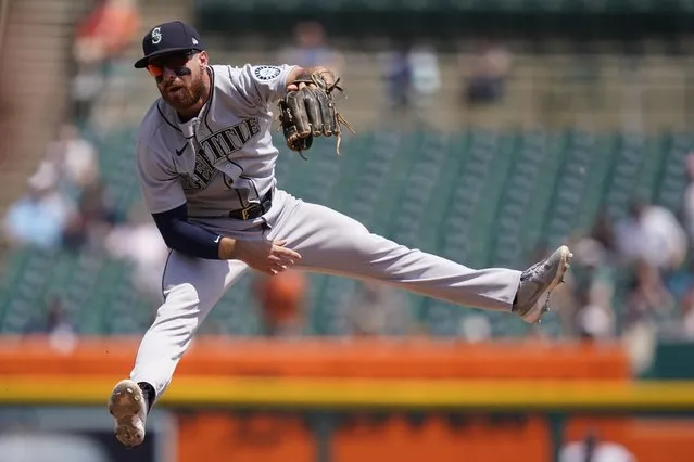 Seattle Mariners second baseman Donovan Walton catches the relay throw from left fielder Jake Fraley but is unable to tag Detroit Tigers' Jake Rogers during the fourth inning of a baseball game, Thursday, June 10, 2021, in Detroit. (Photo by Carlos Osorio/AP Photo)
