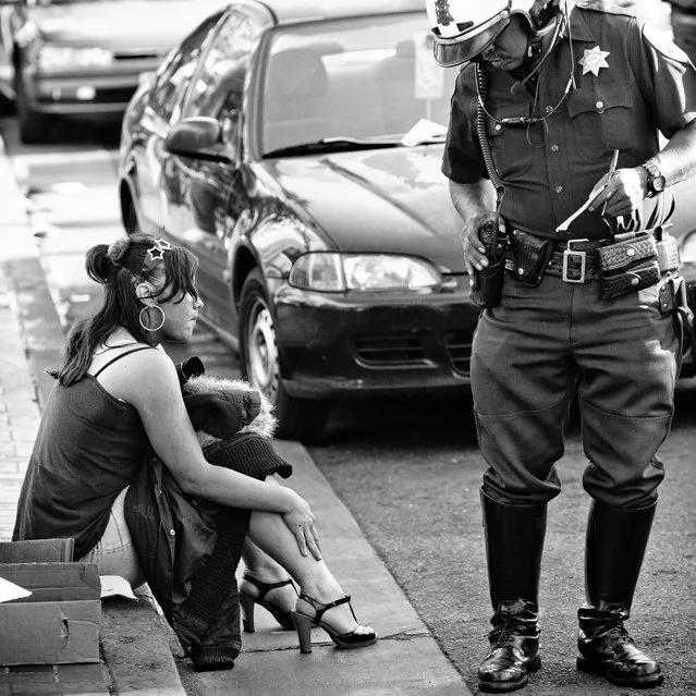 “Talking With Cops”. San Francisco, 2009. (Photo by Thomas Hawk)